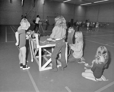 884044 Afbeelding van een St. Nicolaas-Sportinstuif voor de jeugd, in de Sporthal Hoograven (Verlengde Hoogravenseweg ...